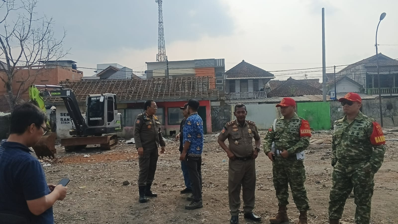SATPOL PP KABUPATEN TASIKMALAYA LAKSANAKAN PEMANTAUAN PEMBONGKARAN BANGUNAN LIAR DI TERMINAL SINGAPARNA