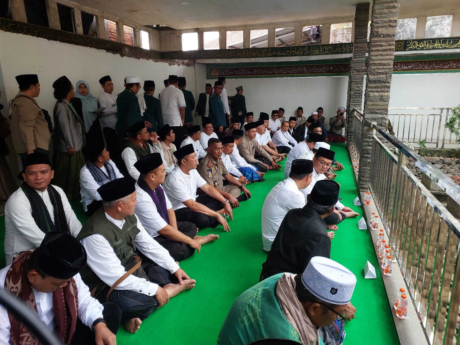 SATPOL PP KABUPATEN TASIKMALAYA LAKSANAKAN ZIARAH KE PONDOK PESANTREN HAUR KUNING SALOPA DALAM RANGKA MEMPERINGATI HARI SANTRI